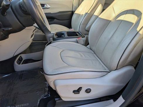 Used 2017 Chrysler Pacifica Platinum image 15