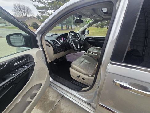 Used 2012 Chrysler Town & Country Limited w/ Luxury Group image 9