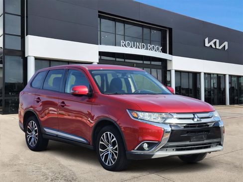 Used 2018 Mitsubishi Outlander SE image 3