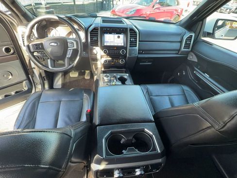 Used 2018 Ford Expedition XLT w/ Equipment Group 202A AWD/4WD image 31