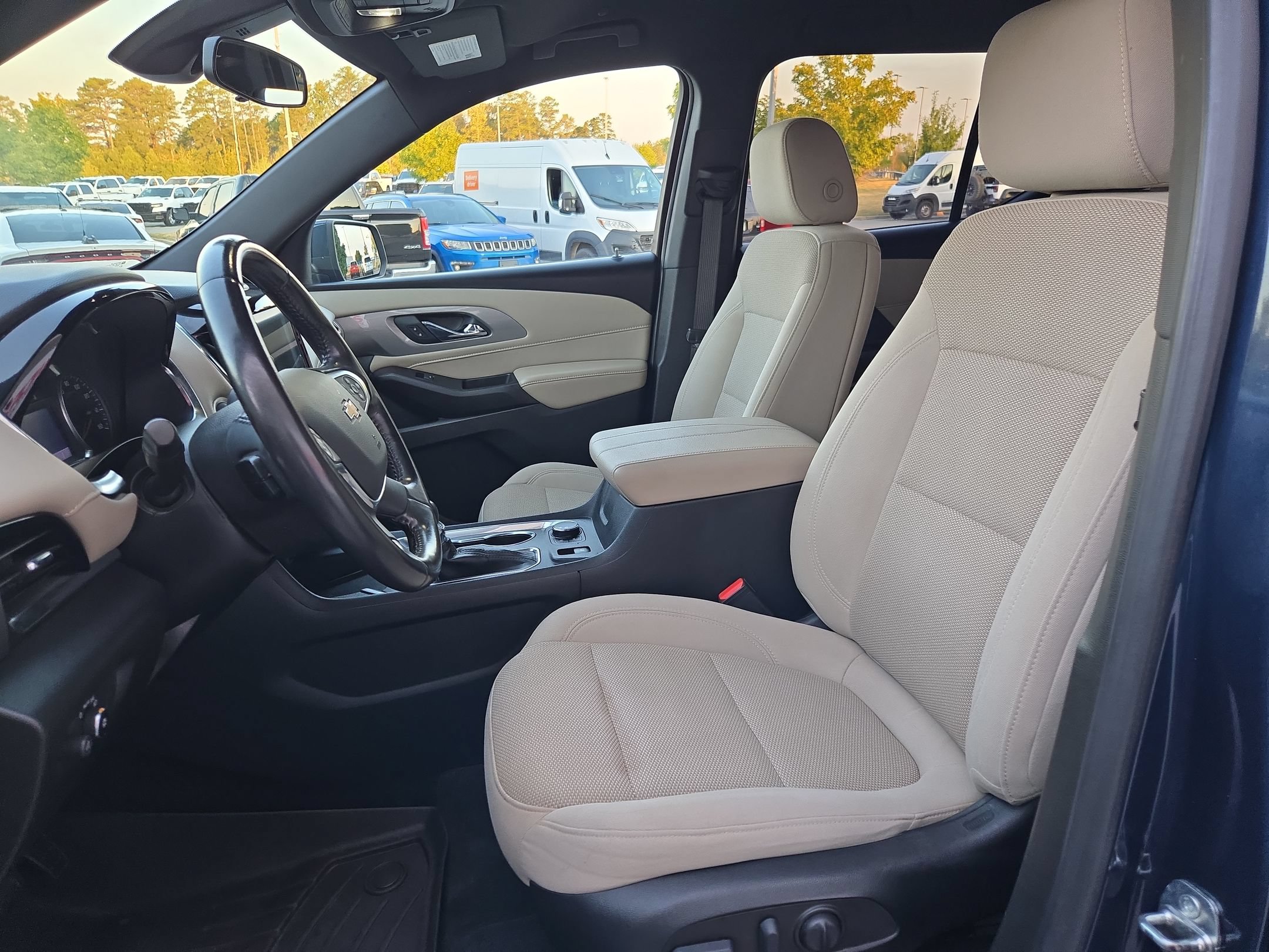 Used 2022 Chevrolet Traverse LT FWD image 24