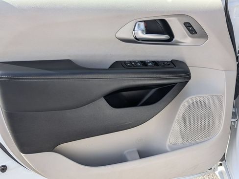 Used 2023 Chrysler Pacifica Touring-L FWD image 13