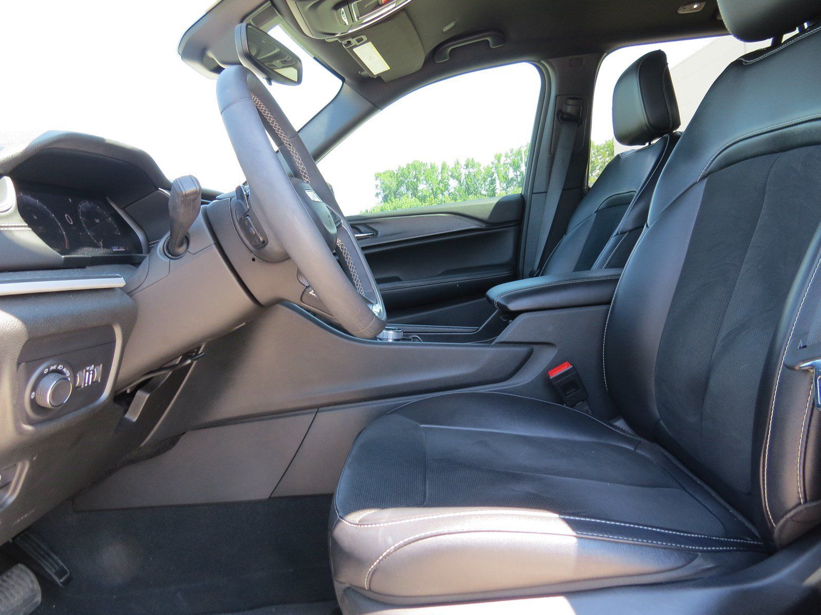 Used 2024 Jeep Grand Cherokee Altitude AWD/4WD image 14