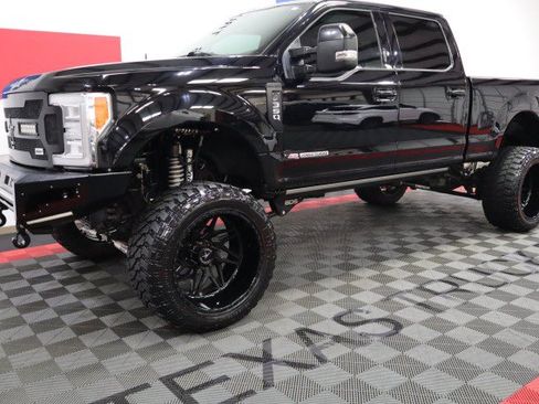 Used 2017 Ford F350 Platinum w/ Platinum Ultimate Package AWD/4WD image 2