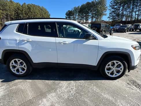 Used 2024 Jeep Compass Latitude image 7