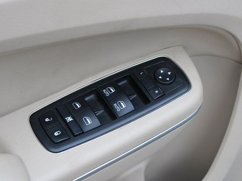 Used 2013 Chrysler 300 image 19