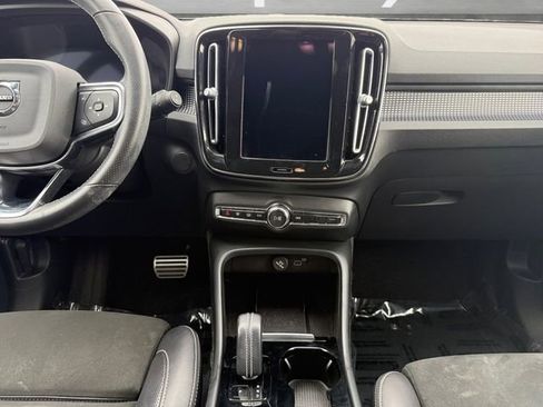 Used 2021 Volvo XC40 P8 Recharge image 3