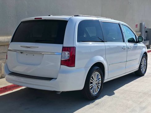 Used 2014 Chrysler Town & Country Touring-L w/ Driver Convenience Group FWD image 3