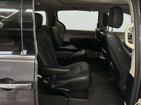 Used 2019 Chrysler Pacifica Touring-L Plus w/ Advanced Safetytec Group image 18
