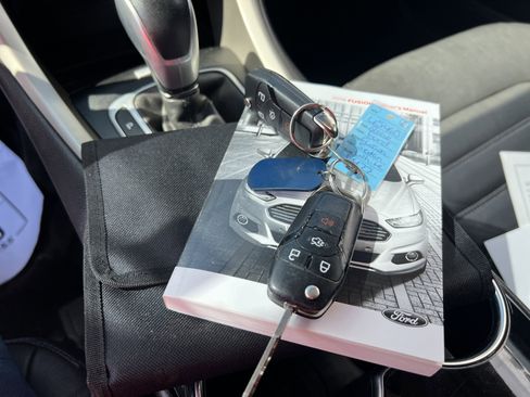 Used 2016 Ford Fusion SE w/ Equipment Group 202A image 22