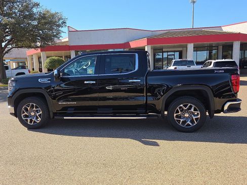 New 2026 GMC Sierra 1500 SLT image 2