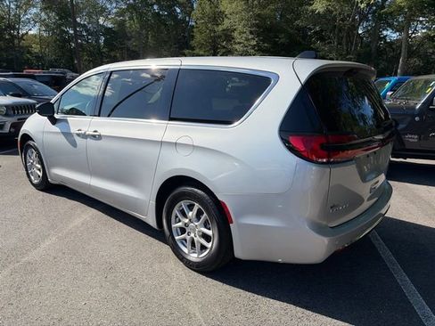 Used 2024 Chrysler Pacifica Touring-L FWD image 4