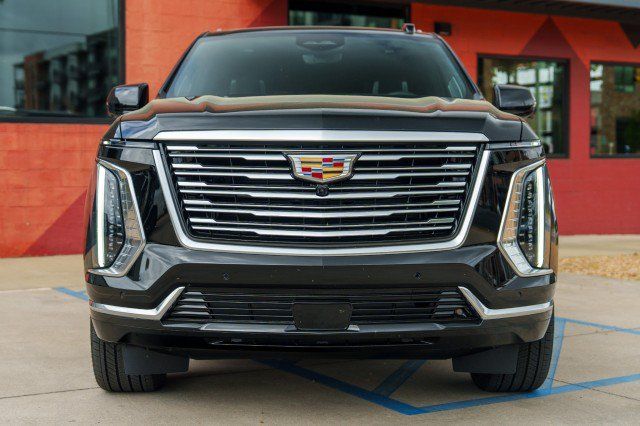 Used 2026 Cadillac Escalade Platinum Luxury AWD/4WD image 2