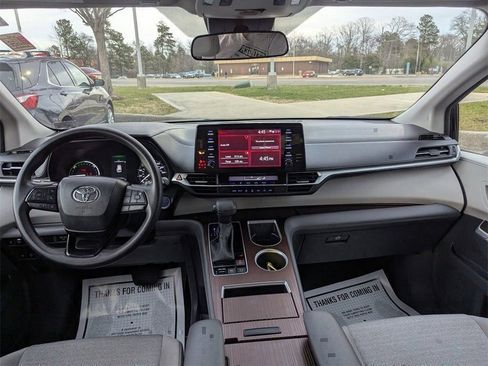 Used 2024 Toyota Sienna LE image 10