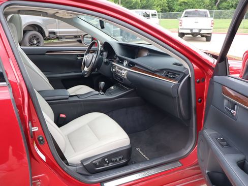 Used 2015 Lexus ES 350 w/ Luxury Package FWD image 31