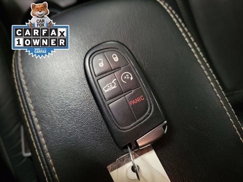 Used 2018 Jeep Cherokee Latitude Plus w/ Comfort/Convenience Group FWD image 18