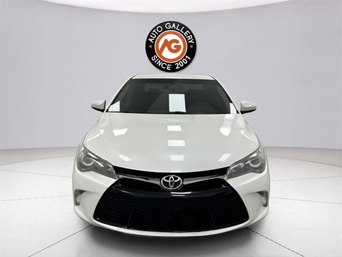 Used 2017 Toyota Camry SE image 2
