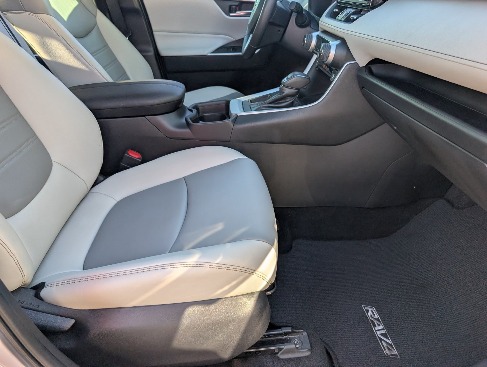 Used 2020 Toyota RAV4 XLE Premium FWD image 27