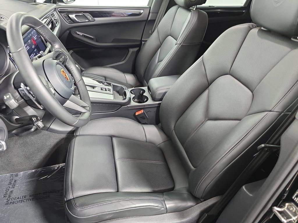 Certified 2026 Porsche Macan AWD/4WD image 5