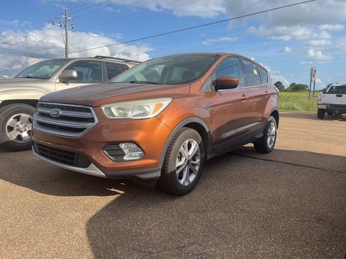Used 2017 Ford Escape SE image 1