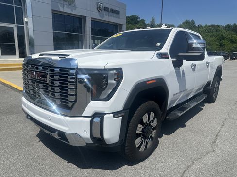 Used 2025 GMC Sierra 2500 Denali w/ Technology Package AWD/4WD image 2