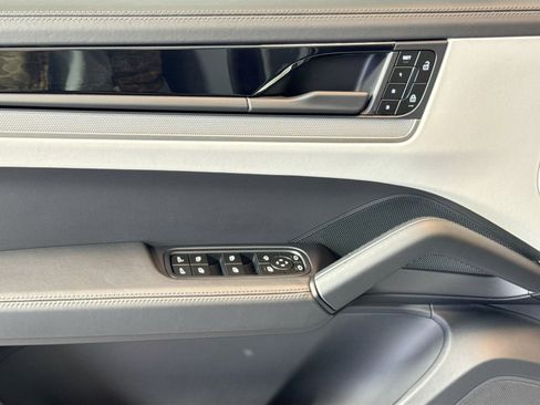 Certified 2025 Porsche Cayenne Coupe image 11