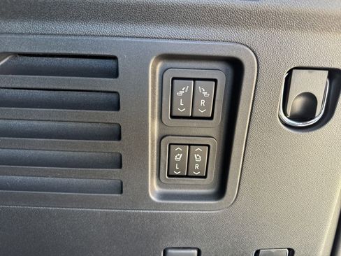 Used 2025 Buick Enclave Preferred w/ Power Package image 34