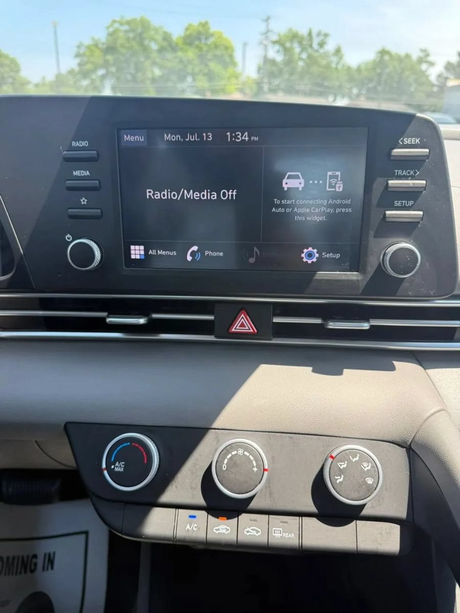 Used 2023 Hyundai Elantra SE FWD image 16