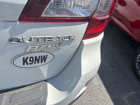 Used 2017 Subaru Outback 2.5i Limited AWD/4WD image 5