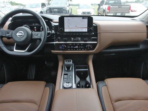 Certified 2025 Nissan Pathfinder Platinum w/ Cargo Package AWD/4WD image 13