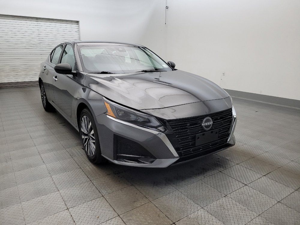 Used 2025 Nissan Altima 2.5 SV FWD image 13