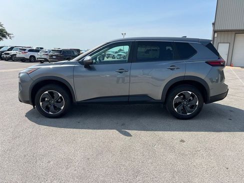 Used 2024 Nissan Rogue SV AWD/4WD image 2