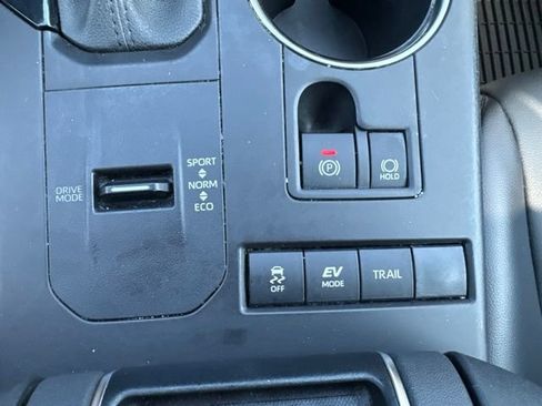 Used 2021 Toyota Highlander XLE AWD/4WD image 11
