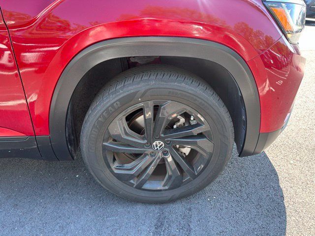 Used 2023 Volkswagen Atlas SE w/ Black Wheel Package FWD image 11