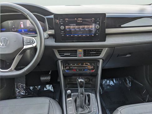 Certified 2025 Volkswagen Taos SE image 17