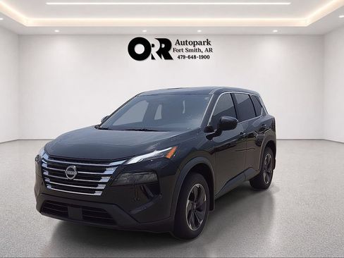 Used 2025 Nissan Rogue SV FWD image 2