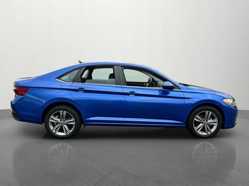 Used 2024 Volkswagen Jetta SE FWD image 2