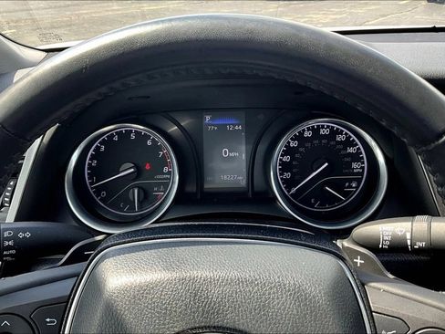 Used 2020 Toyota Camry SE FWD image 12