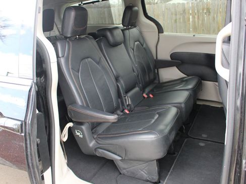 Used 2017 Chrysler Pacifica Touring-L Plus w/ Tire & Wheel Group image 40