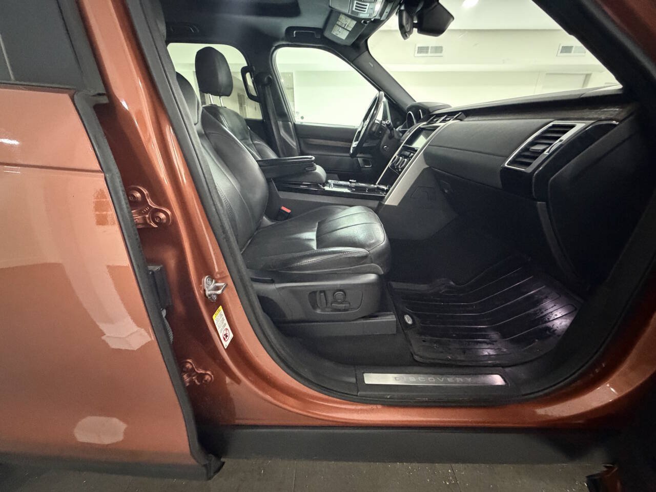 Used 2017 Land Rover Discovery HSE AWD/4WD image 13