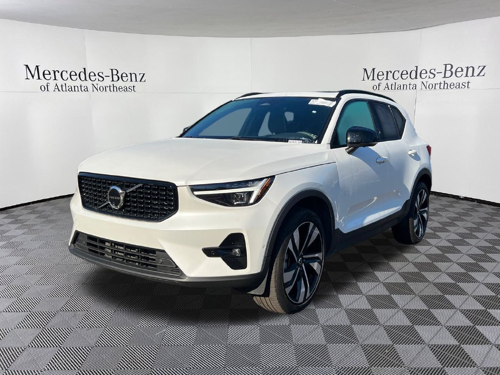 Used 2024 Volvo XC40 B5 Plus AWD/4WD image 3