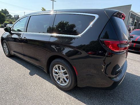 Used 2025 Chrysler Pacifica Select FWD image 10
