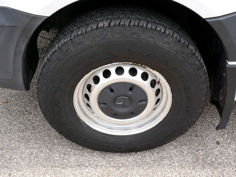 Used 2015 Freightliner Sprinter 2500 image 9