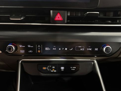 Used 2025 Kia Carnival FWD image 36