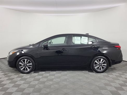 Used 2021 Nissan Versa SV image 2