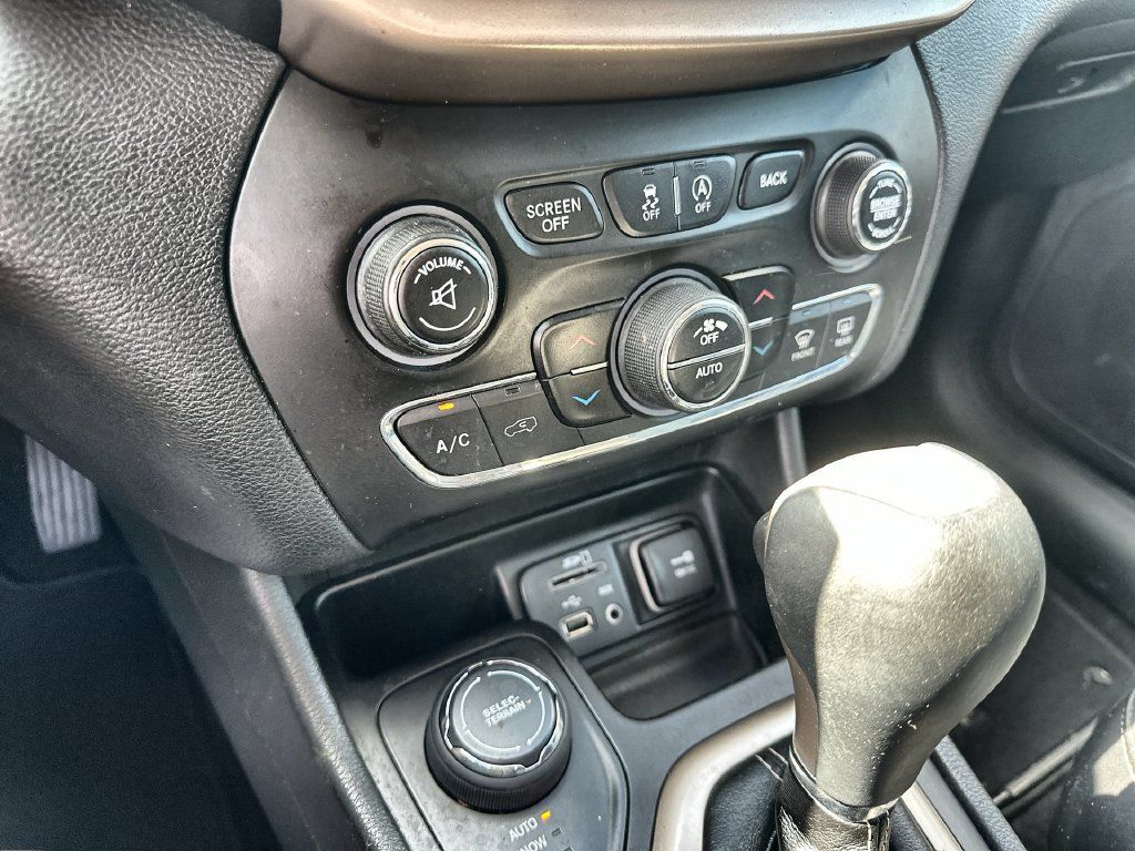 Used 2016 Jeep Cherokee Limited AWD/4WD image 19