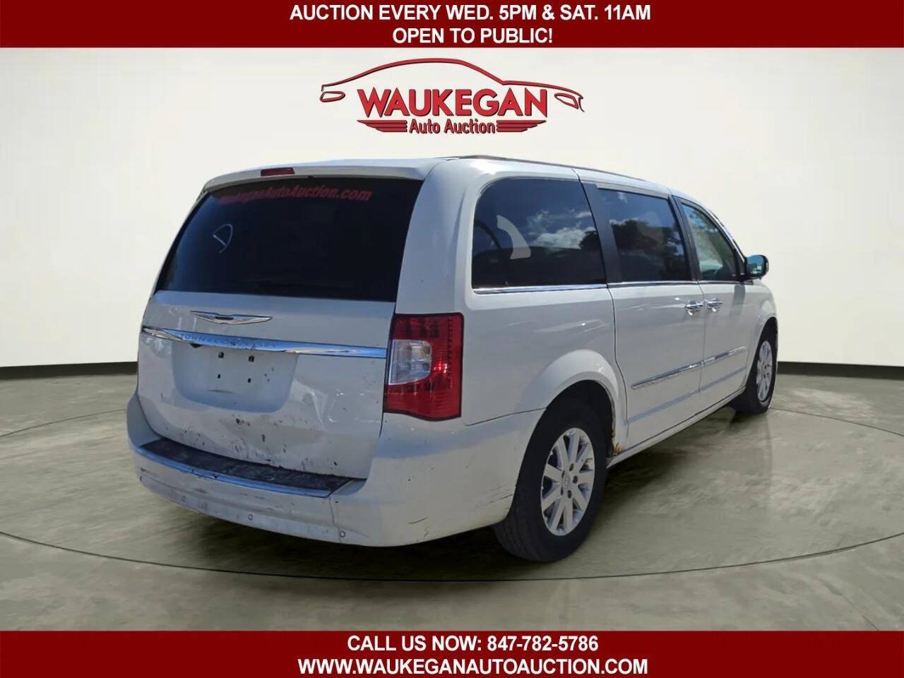 Used 2012 Chrysler Town & Country Touring-L w/ Entertainment Group #2 FWD image 4