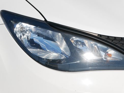 Used 2022 Chrysler Voyager LX image 16