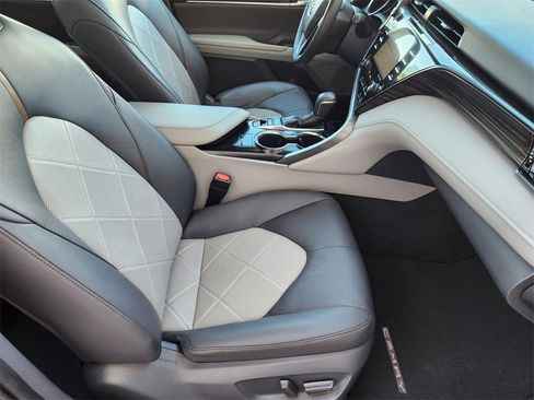 Used 2019 Toyota Camry XLE image 14