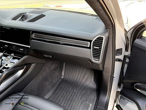 Used 2020 Porsche Cayenne Turbo image 15